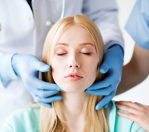 Mujer en consulta con cirujano maxilofacial bogotá